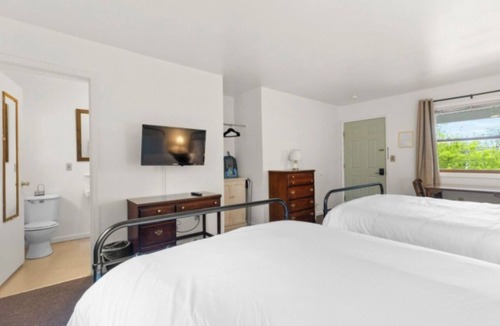 East Springfield Hotel | Comfy & Pet Friendly Stay Near Cooperstown