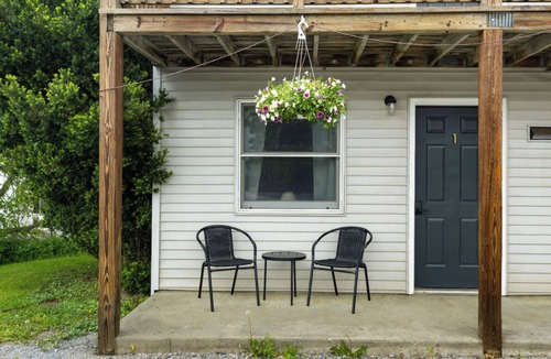 East Springfield Hotel | Comfy & Pet Friendly Stay Near Cooperstown