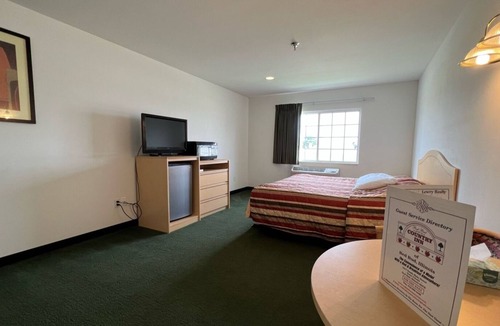 Renault Bed & Breakfast | Comfy Petite Single King Suite in a Friendly Town!