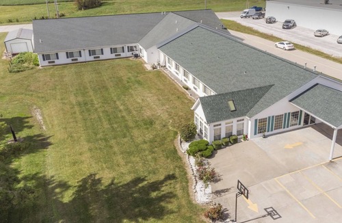 Renault Bed & Breakfast | Comfy Petite Single King Suite in a Friendly Town!