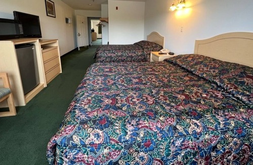 Red Bud Bed & Breakfast | Comfy Queen + Full Room in the Heart of Red Bud!