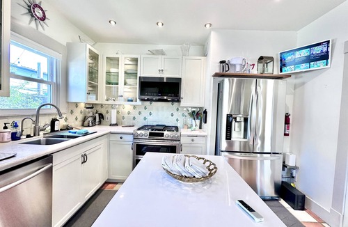 Woodland Heights House | Comfy & Quiet Bungalow -Pet Friendly! 30+ Nt min. Pre-Summer Special 2026!