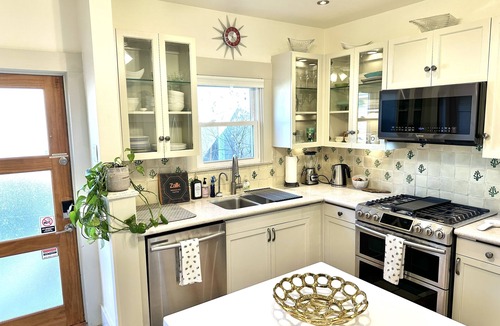 Woodland Heights House | Comfy & Quiet Bungalow -Pet Friendly! 30+ Nt min. Pre-Summer Special 2026!