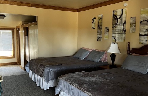 Kirk Cabin | Comfy, quiet rustic lodge with game room, bar, dining room & full XL kitchen