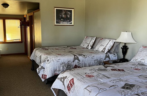 Kirk Cabin | Comfy, quiet rustic lodge with game room, bar, dining room & full XL kitchen