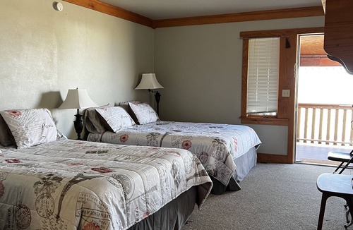 Kirk Cabin | Comfy, quiet rustic lodge with game room, bar, dining room & full XL kitchen