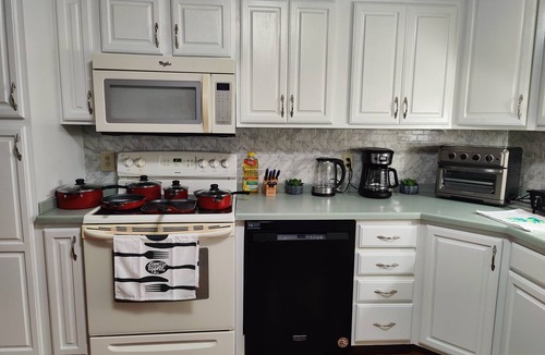 Elmira House | Comfy Ranch House [3 BR/2 BA] Pool and Park