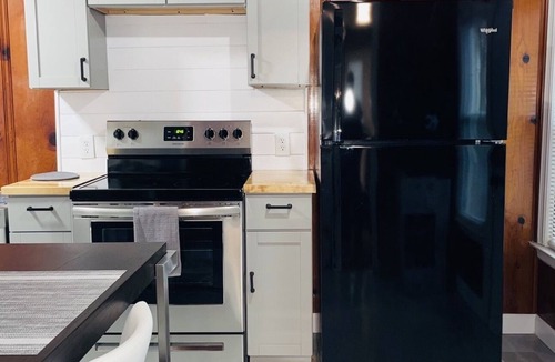 Ward Parkway Cottage | Comfy Renovated Waldo Getaway, Walkable, Convenient