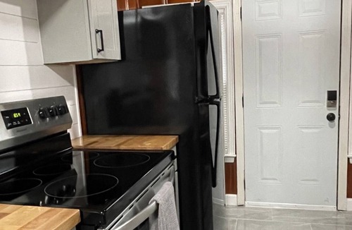 Ward Parkway Cottage | Comfy Renovated Waldo Getaway, Walkable, Convenient