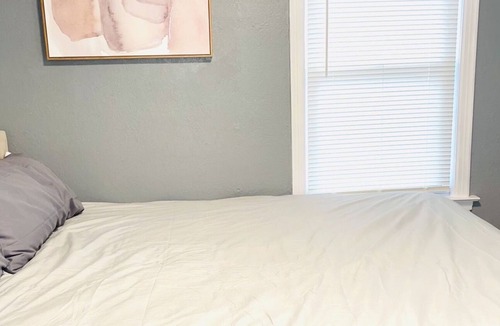Ward Parkway Cottage | Comfy Renovated Waldo Getaway, Walkable, Convenient