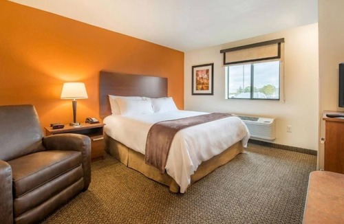 Sturtevant Hotel | Comfy Room Unit w/Kitchenette Near Racine