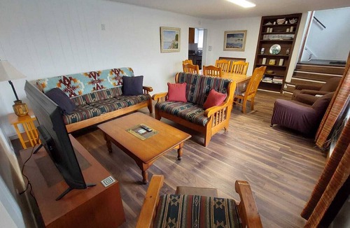 Wawa House | Comfy, Roomy, Close to Stores, Trails & Lake