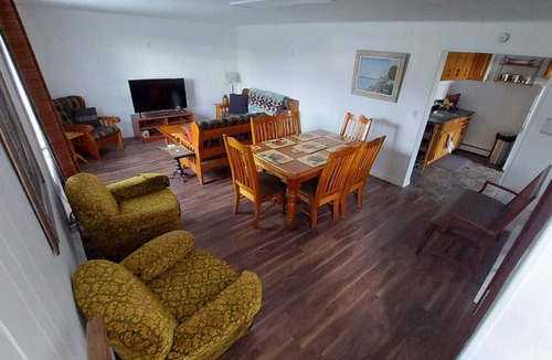 Wawa House | Comfy, Roomy, Close to Stores, Trails & Lake