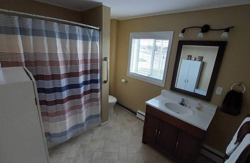 Wawa House | Comfy, Roomy, Close to Stores, Trails & Lake