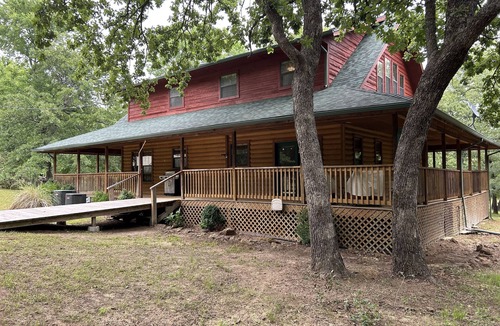 Kingston Cabin | Comfy rustic cabin 1-2 miles from Lake Texoma is ready and fully stocked for 8+!