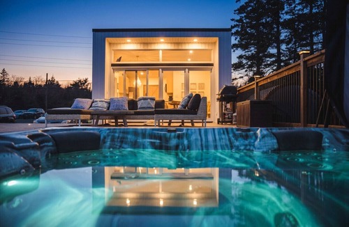 Hunts Point Cottage | Comfy Seaside Cabana . Hot Tub, Sauna and All Weather Domes - Private