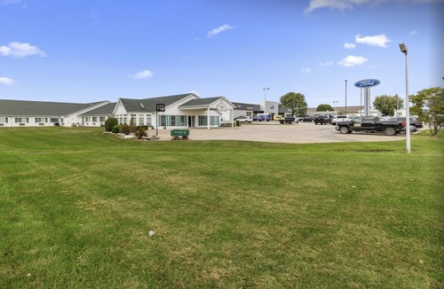 Renault Bed & Breakfast | Comfy Single King Suite in the Heart of Red Bud!