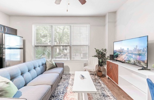 South Congress Apartment | Comfy SoCo 1BR King Suite w/GymPickleballLaundry