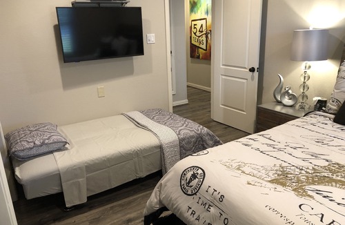 DeSoto House | Comfy, Spacious yet affordable ! Just what you Deserve !