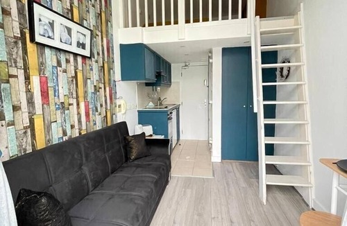 Colville Apartment | Comfy Split Level Studio Portobello Rd wth Terrace