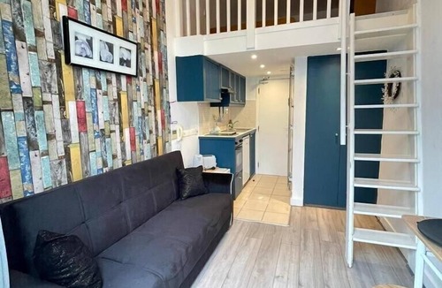 Colville Apartment | Comfy Split Level Studio Portobello Rd wth Terrace
