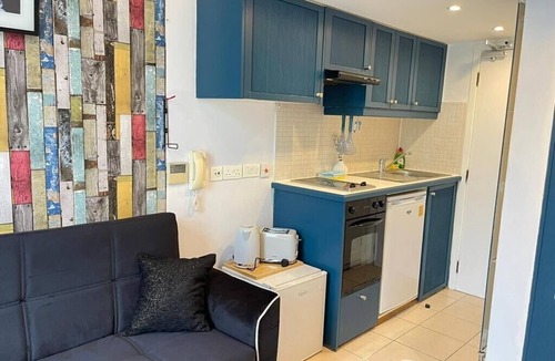 Colville Apartment | Comfy Split Level Studio Portobello Rd wth Terrace