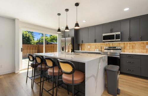 Somerset House | Comfy Stay in Bellevue, Parking Included