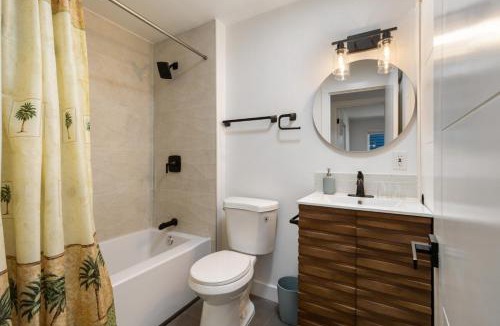 Somerset House | Comfy Stay in Bellevue, Parking Included