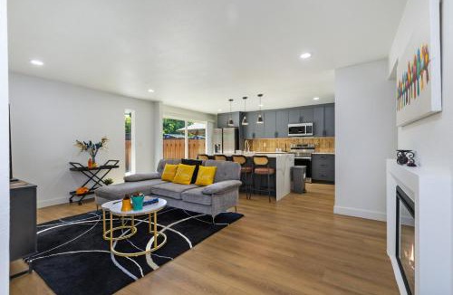 Somerset House | Comfy Stay in Bellevue, Parking Included