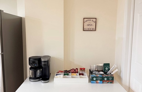 Durham Region Apartment | Comfy Stay w/Workspace + Brew Bar | Free Parking