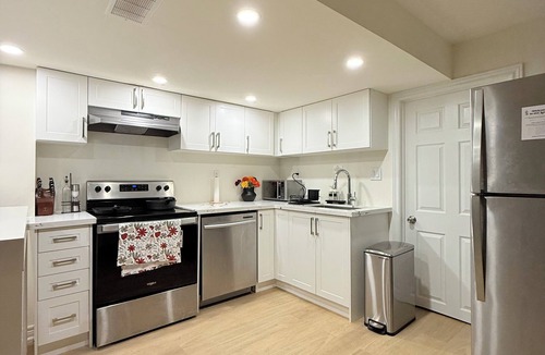 Durham Region Apartment | Comfy Stay w/Workspace + Brew Bar | Free Parking