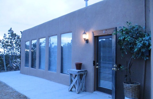 West Alameda Apartment | Comfy Studio for Two. A short 5 miles to SF Plaza!