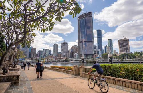 East Brisbane Apartment | Comfy Studio near Gabba with Secure Parking