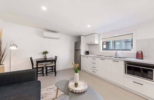 Carnegie Apartment | Comfy Studio near Racecourse, Dining & CBD Trains