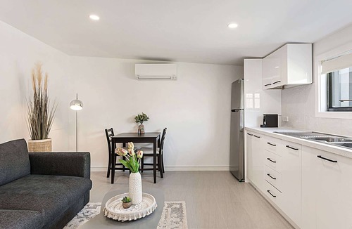 Carnegie Apartment | Comfy Studio near Racecourse, Dining & CBD Trains