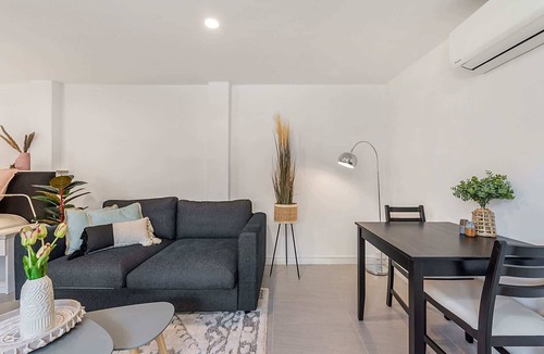 Carnegie Apartment | Comfy Studio near Racecourse, Dining & CBD Trains