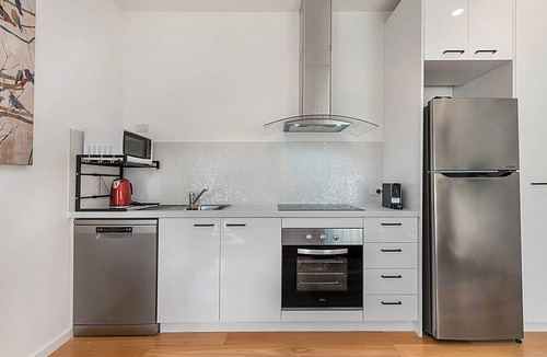 Carnegie Apartment | Comfy Studio with Shared Backyard near Racecourse