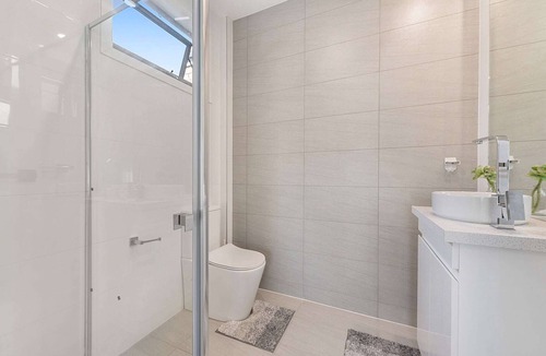 Carnegie Apartment | Comfy Studio with Shared Backyard near Racecourse