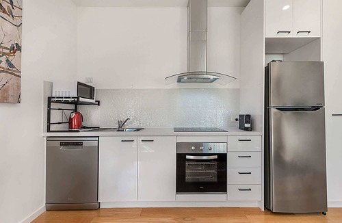 Carnegie Apartment | Comfy Studio with Shared Backyard near Racecourse