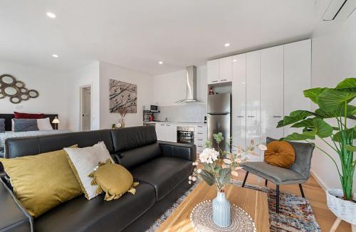 Carnegie Apartment | Comfy Studio with Shared Backyard near Racecourse