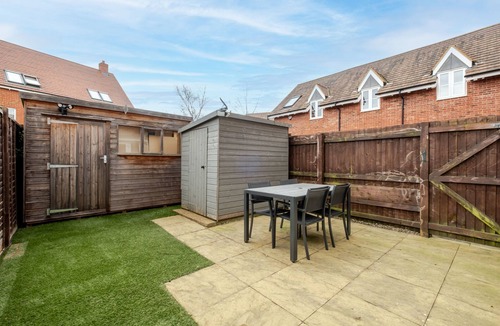 Kempston House | Comfy & stylish 4 bed house