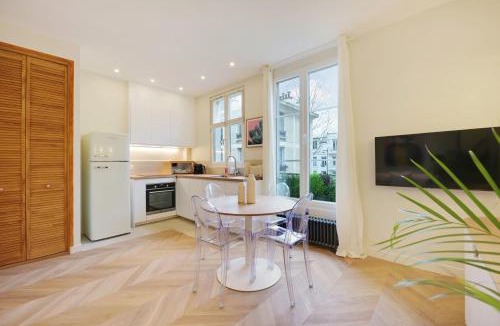 Republique–Point-du-Jour Apartment | Comfy Suite