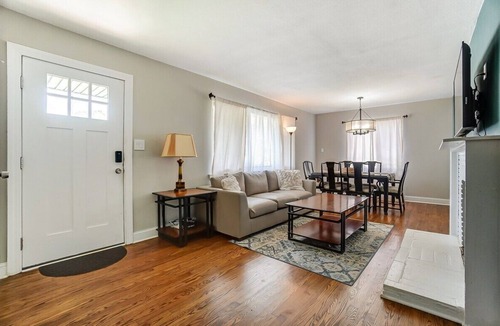 Enderly Park House | Comfy Uptown Cottage! King Bed in Enderly Park