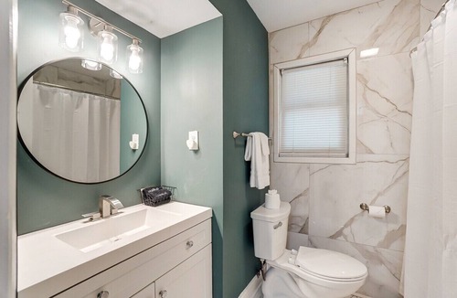 Enderly Park House | Comfy Uptown Cottage! King Bed in Enderly Park