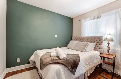 Enderly Park House | Comfy Uptown Cottage! King Bed in Enderly Park