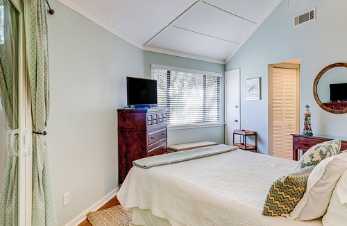 Night Heron House | Comfy villa with lagoon views/ shared pool access super-close to the beach