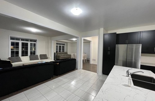 Mount Pleasant House | Comfy VRBO with 6 Bedrooms, 3.5 Bathrooms, accommodating 12 people comfortably.
