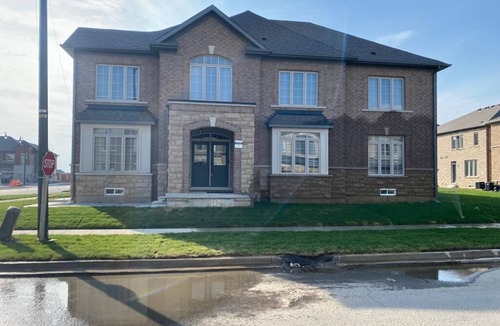 Mount Pleasant House | Comfy VRBO with 6 Bedrooms, 3.5 Bathrooms, accommodating 12 people comfortably.