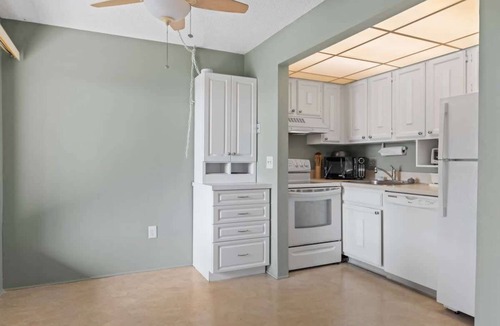 Shell Harbor Condo | Comfy Waterfront Condo at Tennisplace with Pool