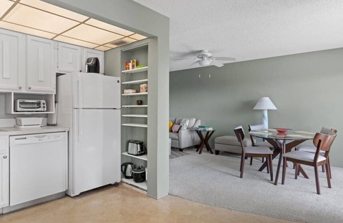 Shell Harbor Condo | Comfy Waterfront Condo at Tennisplace with Pool